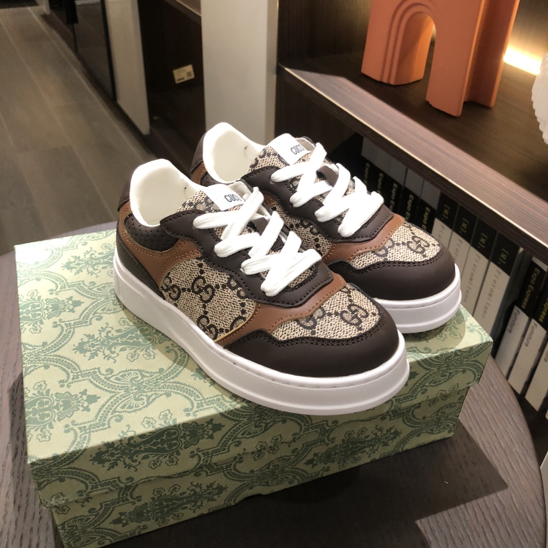 Children's shoes child